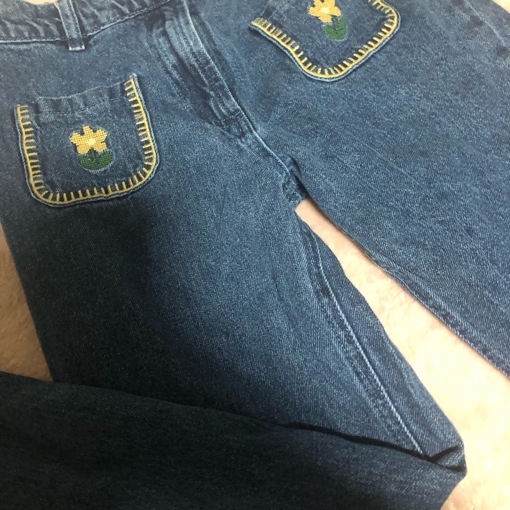Embroidered flower jeans! Cute & never worn! No tears and I’m perfect quality!